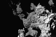 Imagen captada por el módulo 'Philae' en su emplazamiento definitivo en el cometa. A la izquierda puede observarse una de sus tres patas, que no quedó bien anclada al suelo.-Foto: ESA