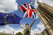 Un manifestante ante la sede del Parlamento británico.-TOLGA AKMEN / AFP