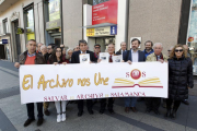 La Asociación Salvar el Archivo de Salamanca entrega más de 30.000 firmas en la Delegación del Gobierno de Cataluña en Madrid para pedir la devolución de papeles.-ICAL