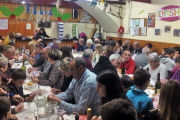Unas 100 personas se dieron cita en la cena de Nochevieja que tuvo lugar en el salón municipal.-HDS