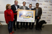 El alcalde de León, Antonio Silván y el delegado territorial de la ONCE, Ismael Pérez (C), presentan el cupón del próximo lunes que la ONCE dedica a León dentro de la serie ‘Tu ciudad en una moneda’-Ical