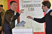 Renzi, tras depositar su voto.-MAURIZIO DEGL INNOCENTI / EFE