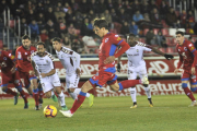 Guillermo en el momento de lanzar el penalti que significaba el 1-2, marcador con el que finalizaba el partido ante el Albacete.-Valentín Guisande