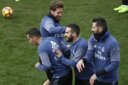 Casilla, Carvajal, Ramos y Lucas Vázquez bromean en el entrenamiento de este martes en Valdebebas.-JAVIER LIZÓN