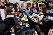 Juan Pardo, el hombre que perdió a su hija, a su nieta y a su primera mujer, atiende a los medios de comunicación a su salida del Hotel Rey Don Jaime de Castelldefels.-Foto:   Andreu Dalmau / EFE / ANDREU DALMAU