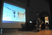 El alpinista abulense durante su conferencia ayer en el Aula Magna Tirso de Molina.-VALENTÍN GUISANDE