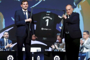Casillas y Tebas, en el acto de presentación del portero del Oporto como icono de la Liga.-EFE / JAVIER LÓPEZ