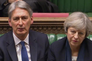 Hammond y May, en la presentación del presupuesto en el Parlamento.-AFP