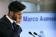 Marco Asensio se emociona durante su presentación como nuevo jugador del Madrid.-CHEMA MOYA / EFE