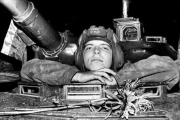 Un soldado soviético observa desde su tanque el Parlamento, en agosto de 1991.-AFP / ALEXANDER NEMENOV