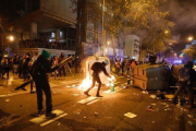 Manifestantes queman contenedores en los aledaños del Camp Nou, este miércoles.-FERRAN NADEU