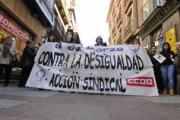 Música, animación y muchas reivindicaciones. Casi un centenar de personas participaron ayer en una manifestación que se organizó en la ciudad con motivo del Día Internacional de la Mujer. Una marcha que recorrió el centro de la capital y  terminó con la lectura de un manifiesto en el que se reivindicó «una sociedad más justa e igualitaria», «leyes respetuosas con los derechos de las mujeres», «políticas de promoción de la igualdad» y «la defensa de la autonomía de las mujeres en todos los asuntos relacionados con nosotras y nuestros cuerpos».