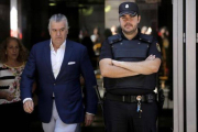 Luis Bárcenas sale de la Audiencia Nacional, el pasado 26 de junio.-Foto: JOSÉ LUIS ROCA
