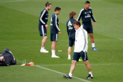 Julen Lopetgui, entrenador del Real Madrid, pensativo durante el entrenamiento de este viernes. /-EFE