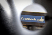 Facebook, con 2.300 millones de usuarios, corre el riesgo de enjuiciamiento civil y penal.-AFP