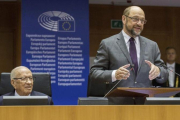 Martin Schulz, presidente del Parlamento Europeo, junto al presidente de Túnez, Beyi Caid Essebsi, pronuncia su discurso durante una sesión plenaria en la Eurocámara, en Bruselas, este jueves.-EFE / STEPHANIE LECOCQ