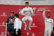 Nico Rosberg celebra la victoria, con Max Verstappen, segundo, y Lewis Hamilton, tercero, en Suzuka.-AP
