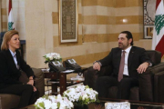 María Dolores de Cospedal con el primer ministro libanés, Saad Hariri, el 2 de marzo en Beirut.-