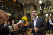 Alexis Tsipras habla con la prensa en un receso de la cumbre europea, este jueves en Bruselas.-Foto: AP / VIRGINIA MAYO