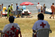 Socorristas en la Playa Pita. / VALENTÍN GUISANDE-