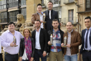 Los cuatro premiados en las primeras jornadas de Gin Tonic de Soria, junto a representantes de la organización y patrocinadores. / VALENTÍN GUISANDE-