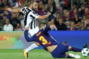 Higuaín dispara ante Piqué en el partido disputado en el Camp Nou-REUTERS / SUSANA VERA