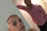 Brenda McCool y su hijo Isaiah Henderson en una imagen de Facebook.-FACEBOOK