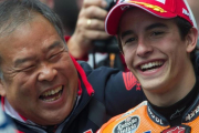 Marc Márquez, junto al jefe de Honda, Shuhei Nakamoto.-MIRCO LAZZARI