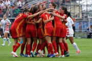 Abrazo de las jugadoras españolas.-RFEF
