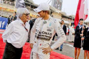 Bernie Ecclestone con Nico Rosberg, en Baréin.-EFE / SRDJAN SUKI