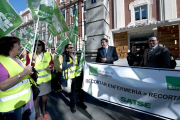 l consejero de Sanidad, Antonio María Sáez, y el gerente regional de Salud, Eduardo García Prieto (D), conversan con las más de 200 personas del sindicato de enfermería SATSE que participan en una protesta contra los recortes aplicados en Sanidad. ICAL-