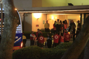 Familiares y personal de ayuda suben al autocar para desplazarse a Francia, anoche, en la puerta del Hotel Rey Don Jaime de Castelldefels.-Foto: FERRAN NADEU