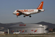 Foto de archivo de un avión de la compañía Easyjet aterrizando en el aeropuerto de Barcelona.-DANNY CAMINAL