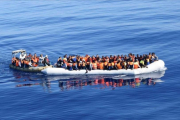Foto de la marina italiana que muestra una embarcación con inmigrates y refugiados a la deriva en el Meditarráneo.-EFE