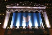 Un cartel con el logo de Twitter decora la fachada de la Bolsa de Nueva York el día que debutó en bolsa.-Kathy Willens / AP