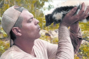 Frank Cuesta 'interactúa' con una mofeta, durante la grabación de 'Wild Frank'.-DISCOVERY MAX