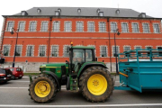 Protestas de agricultores contra el CETA ante el Parlamento de Valonia.-FRANCOIS LENOIR