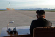 El líder norcoreano, Kim Jong-un, observa el lanzamiento de un misil el pasado mes de septiembre.-KCNA