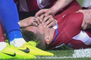 Torres atendido sobre el céspe de Riazor.-