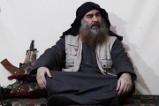 Imagen del vídeo distribuido por el Estado Islámico en que se ve de nuevo a El Baghdadi.-