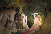 Los espeleólogos van equipados al completo. En la imagen, un miembro de Alto Duero en el interior de una cueva. / ALTO DUERO-