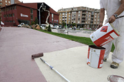 Imagen de cómo acondicionan el patio exterior del Infantes de Lara antes de su apertura / VALENTÍN GUISANDE-