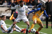 Carvajal, junto a Lucas Vázquez, intenta quitarle el balón a Aloneftis.-REUTERS / ALKIS KONSTANTINIDIS