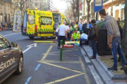 El ciclista Sergio Padilla es atendido por el servicio médico tras caer en la Gran Via de Bilbao por unos bolardos mal señalizados.-Foto: FACEBOOK / MOTOENLACES C CICLISTA