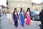 Reina y damas de las fiestas de Duruelo en la procesión. R. F.