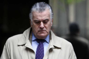 El extesorero del PP Luis Bárcenas, el pasado 10 de abril, tras acudir a la Audiencia Nacional a firmar ante el juez.-Foto: AGUSTÍN CATALÁN