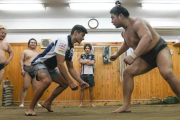 Jorge Martin, lider de Moto3, saluda e intenta enfrentarse (en broma) a un luchador de sumo, hoy, en Tokio.-MOTOGP.COM / DIEGO SPERANI