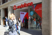 Tienda de Vodafone, en el Portal de l'Àngel de Barcelona.-DANNY CAMINAL