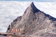 La foto de los turistas desnudos en la montaña Kinabalu, en Malasia.-Foto:   PINTEREST / ELEANOR HAWKINS