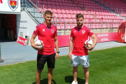 Simic y Mario Barco posan con la camiseta del Numancia en el campo de Los Pajaritos. T.R.
